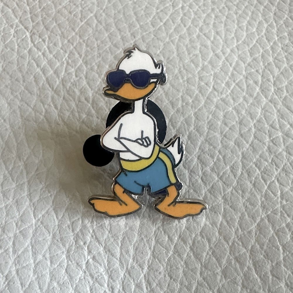 Official Disney Donald Duck At Beach Trading Pin